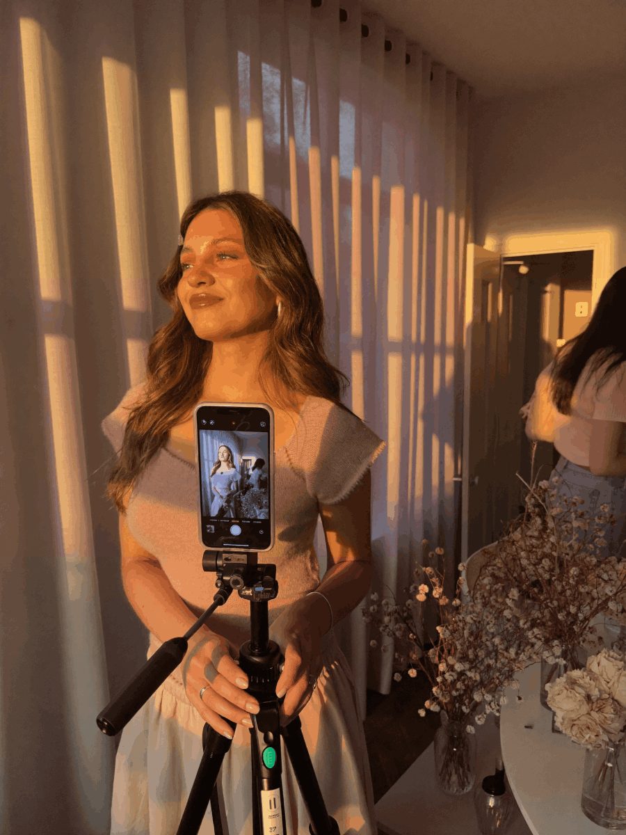 Creatorin filmt Content im goldenen Abendlicht